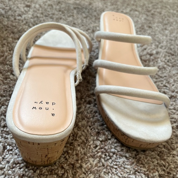 tan/ off white easy to walk in soooo classy - Picture 2 of 5